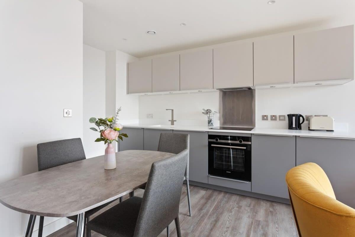 Contemporary 1br With Amazing Views Apartment *